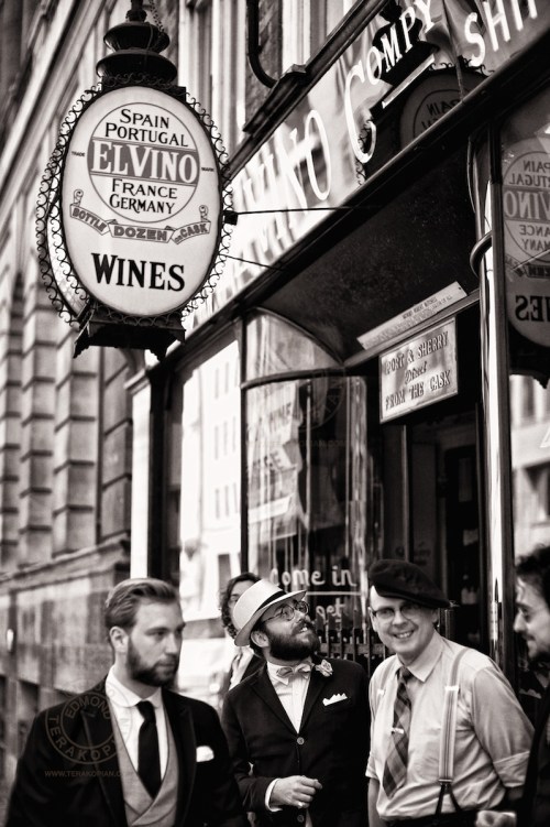 The Summer Saunter. A group of bold and independent men led by stylist Timothy Lord and The Chap Magazine’s Albion step out in style in the name of sartorial freedom, from the steps of St. Paul’s Cathedral to Mayfair’s Berkeley Square in a demonstration of solidarity with all men who dare to dress differently. London, UK. Toby Pennington and the chaps outside El Vino on Fleet Street.  July 21, 2013. Photo: Edmond Terakopian
